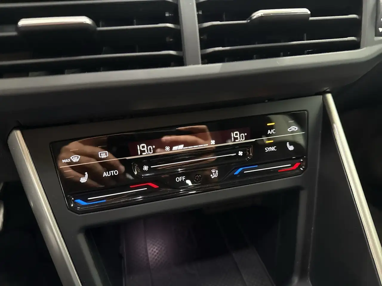 Volkswagen Taigo 1.0 MOVE CAM NAVI CARPLAY SITZHEIZUNG ALU — Vehicle gallery 11