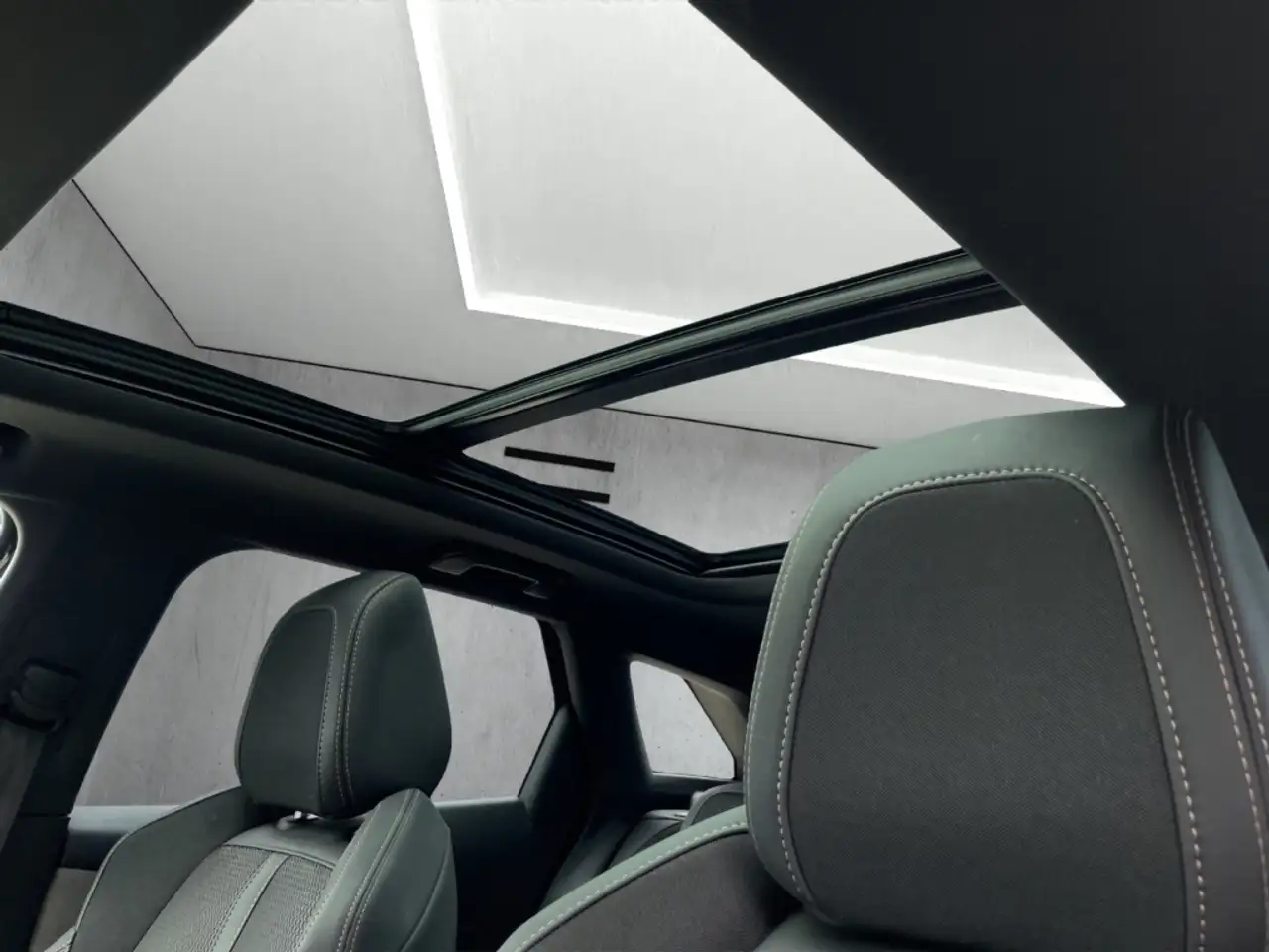 Peugeot 3008 GT PT130 EAT8 PANO LED ACC Navi Digitales Cockpit — Galerie du véhicule 17