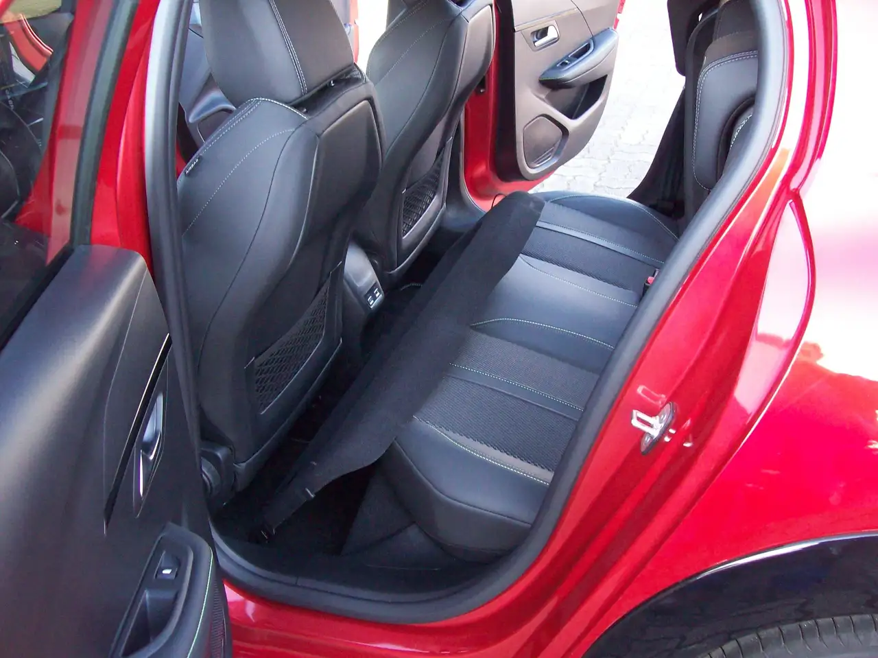 Peugeot 208 208 PureTech 100 GT /Stop-Start — Galerie du véhicule 8