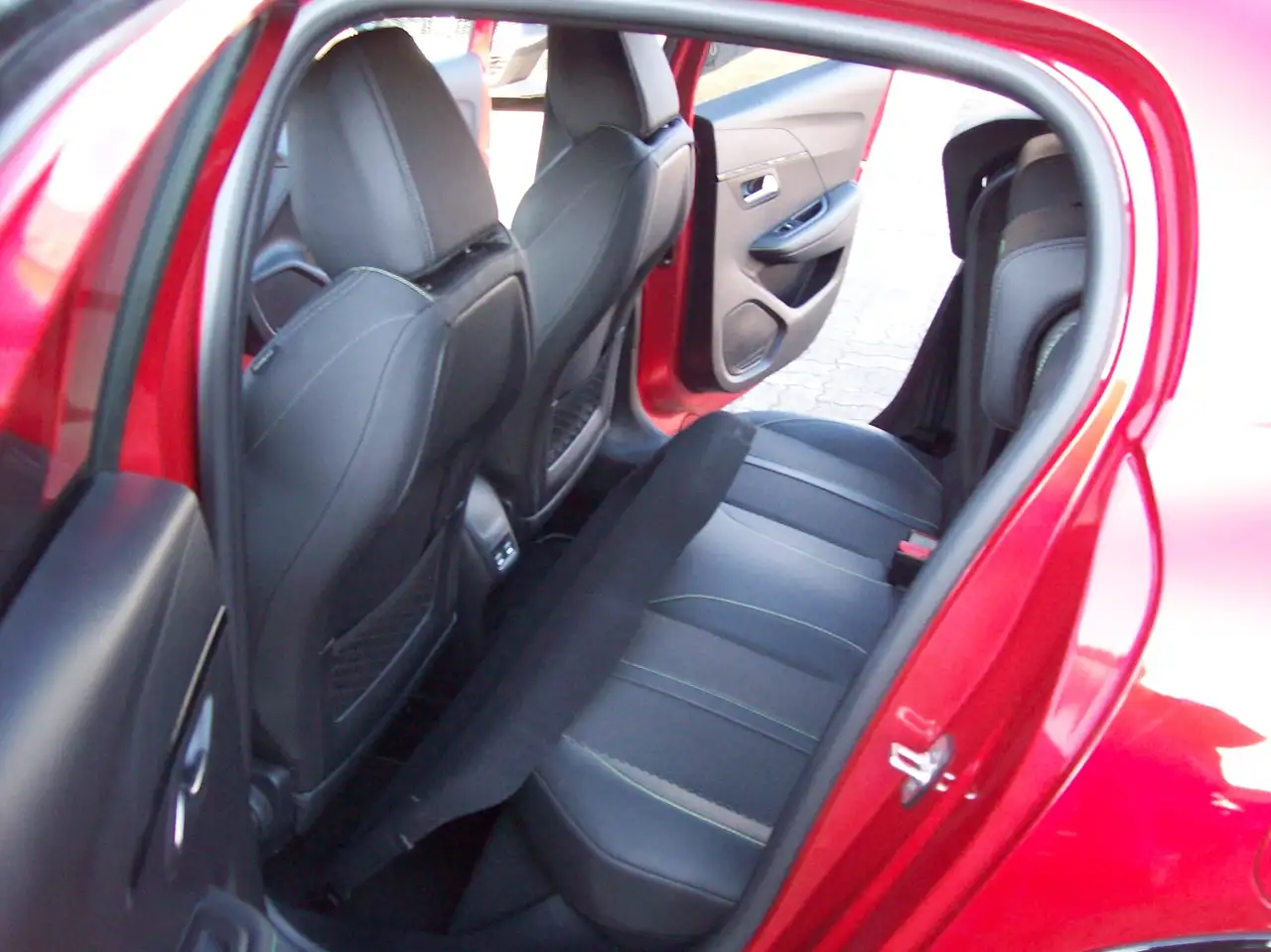 Peugeot 208 208 PureTech 100 GT /Stop-Start — Galerie du véhicule 6