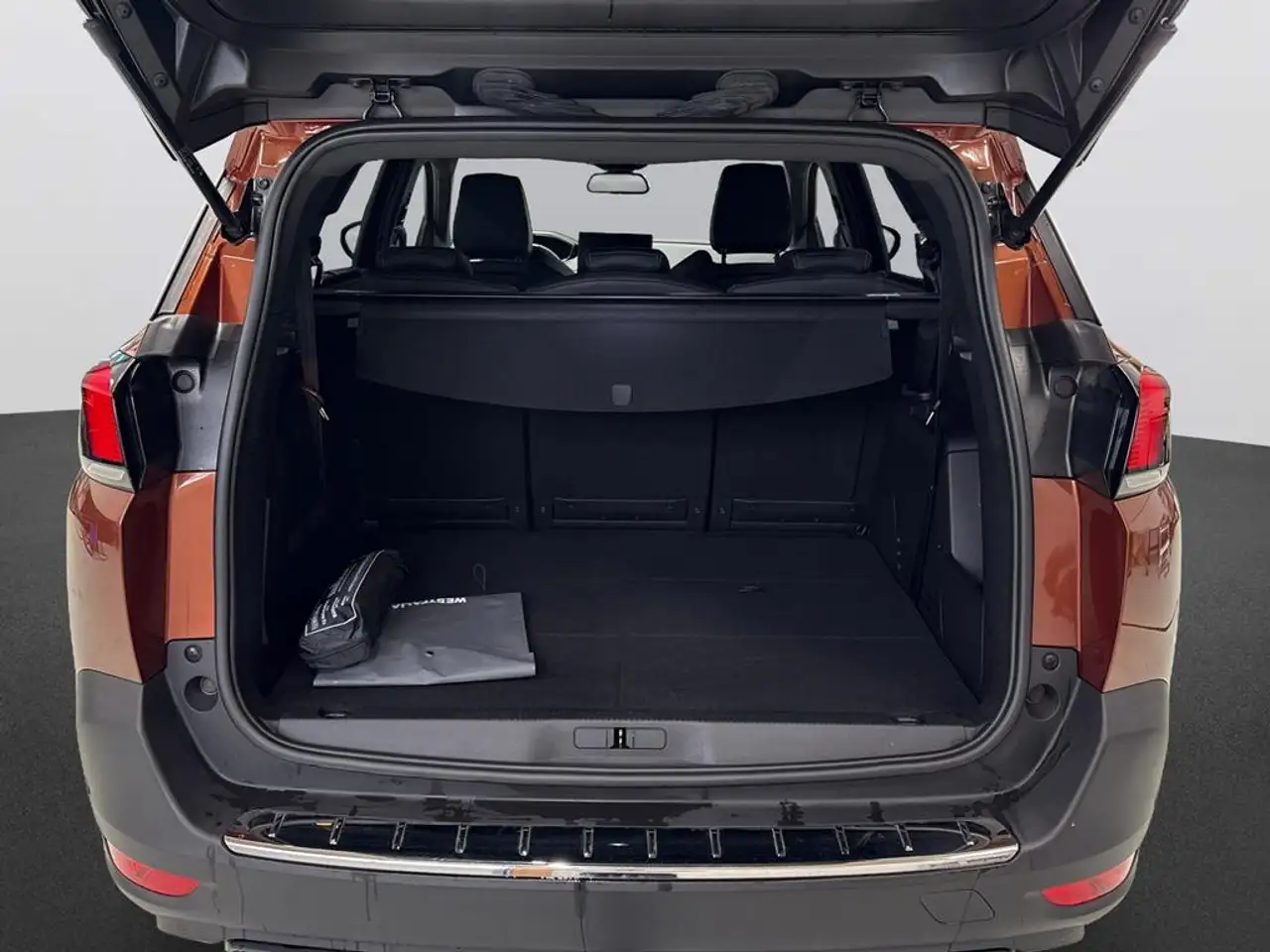 Peugeot 5008 1.2 Hybrid 136 Allure Pack — معرض صور السيارة 7