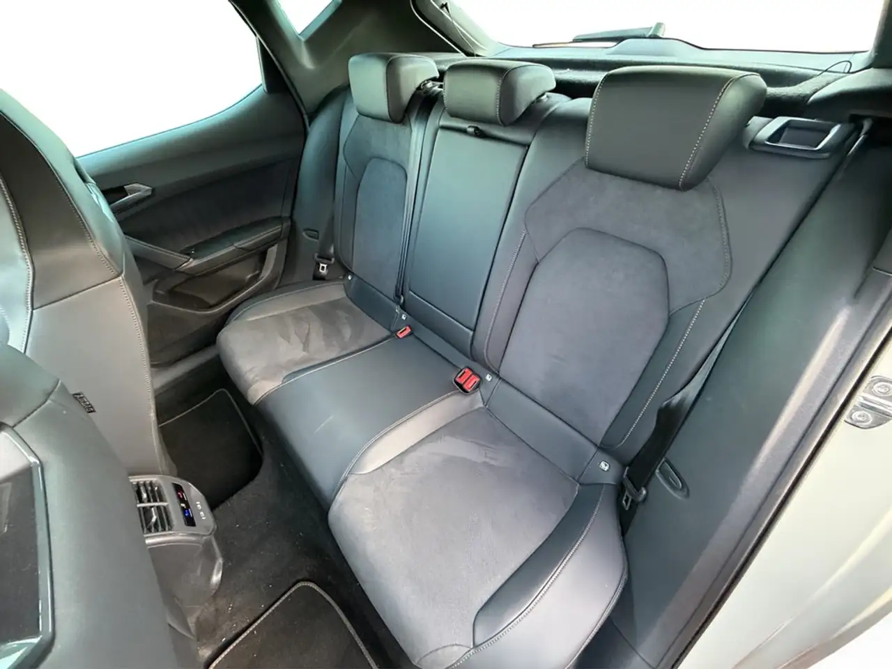 CUPRA Leon 1.5 eTSI DSG FACELIFT DCC LED*VIRTUAL*NAVI*ACC*... — Vehicle gallery 22