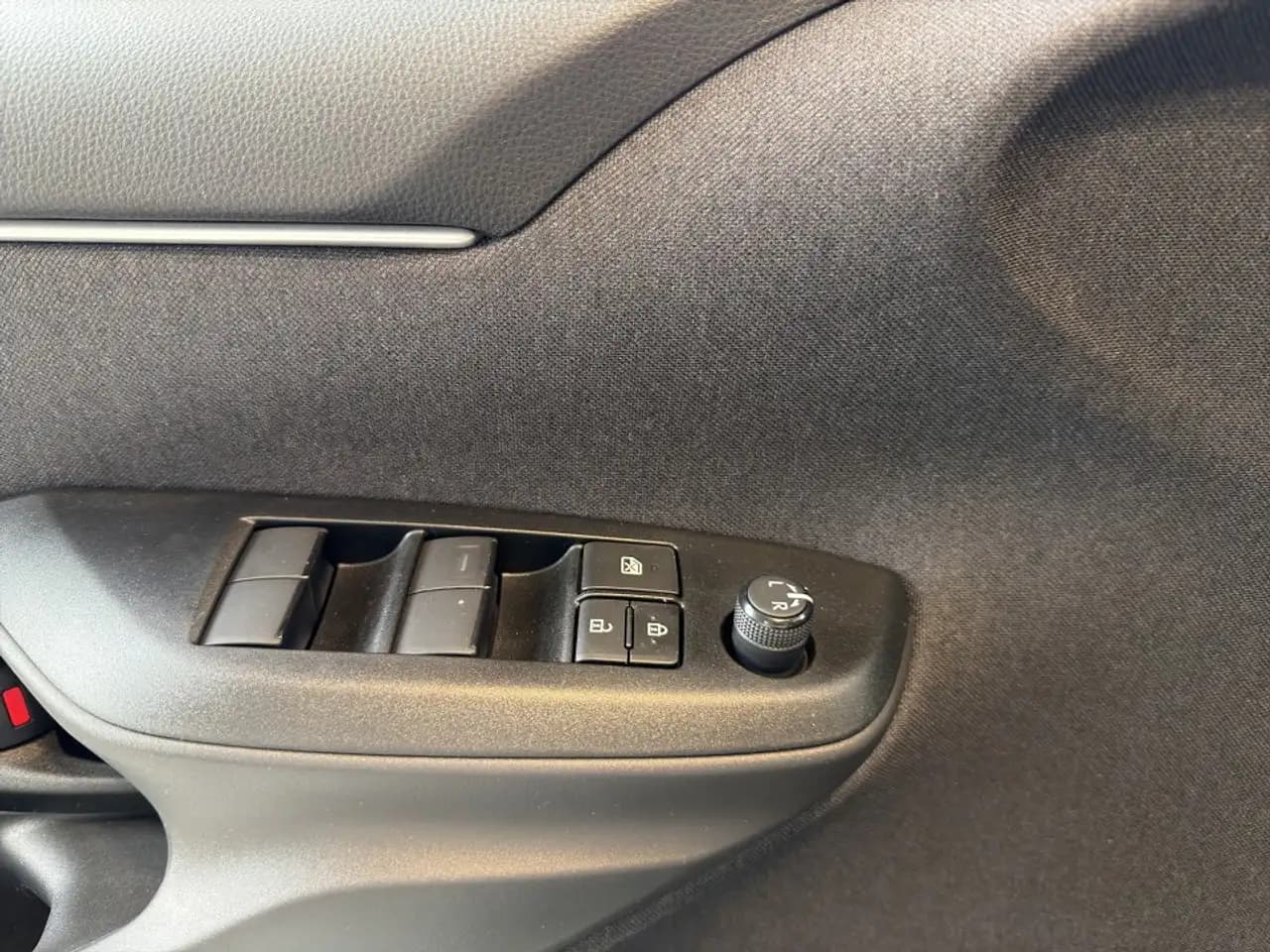 Mazda 2 Hybrid 1.5L Hybrid VVT-i Centre-Line — معرض صور السيارة 15