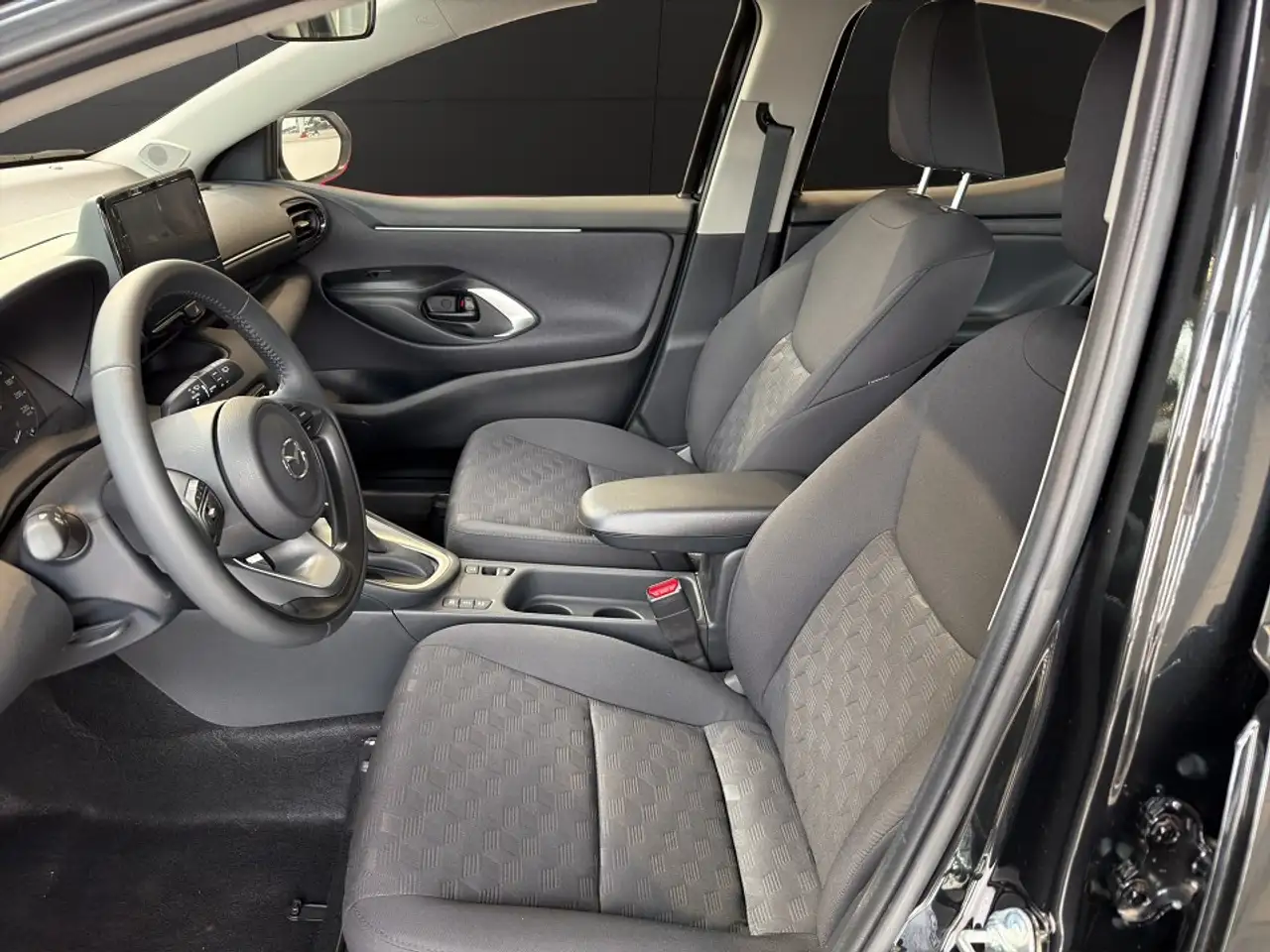 Mazda 2 Hybrid 1.5L Hybrid VVT-i Centre-Line — معرض صور السيارة 6