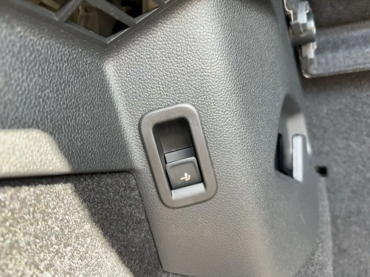 Volkswagen Golf VIII 1.5 eTSI DSG R-Line AHZV ACC Kamera LE — Galería del vehículo 18