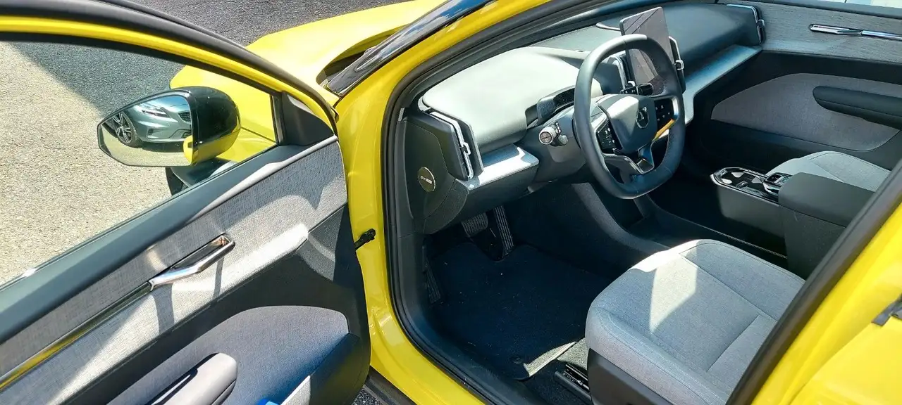 Volvo EX30 Ultra AWD Twin Motor Performance — معرض صور السيارة 4