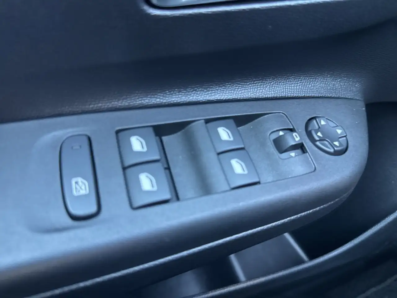 Opel Corsa F YES 1.2 100PS LenkradHZG SHZ Klima LED Privacyve — Galería del vehículo 19