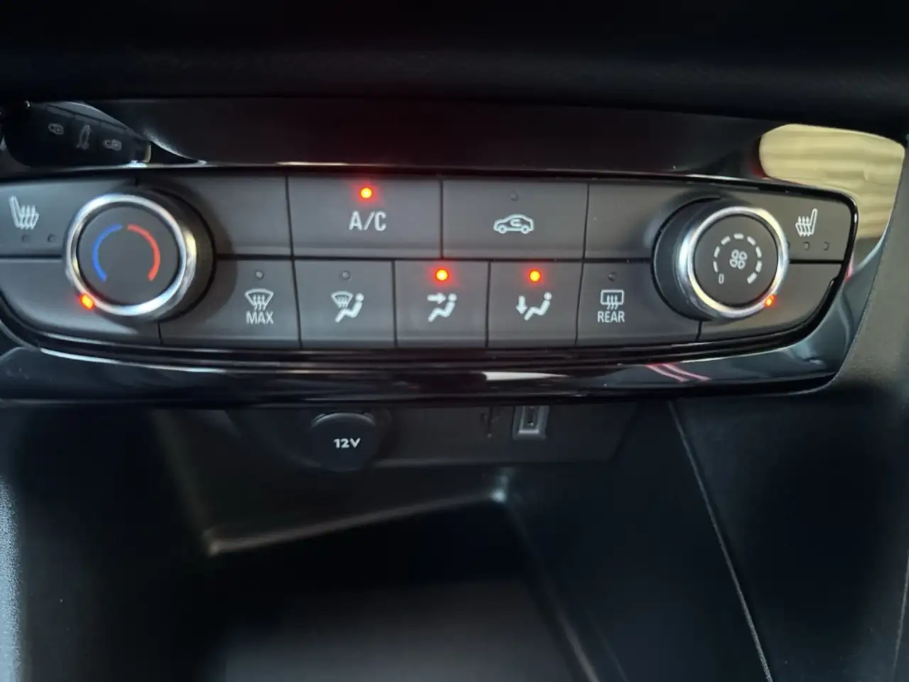 Opel Corsa F YES 1.2 100PS LenkradHZG SHZ Klima LED Privacyve — Galería del vehículo 23