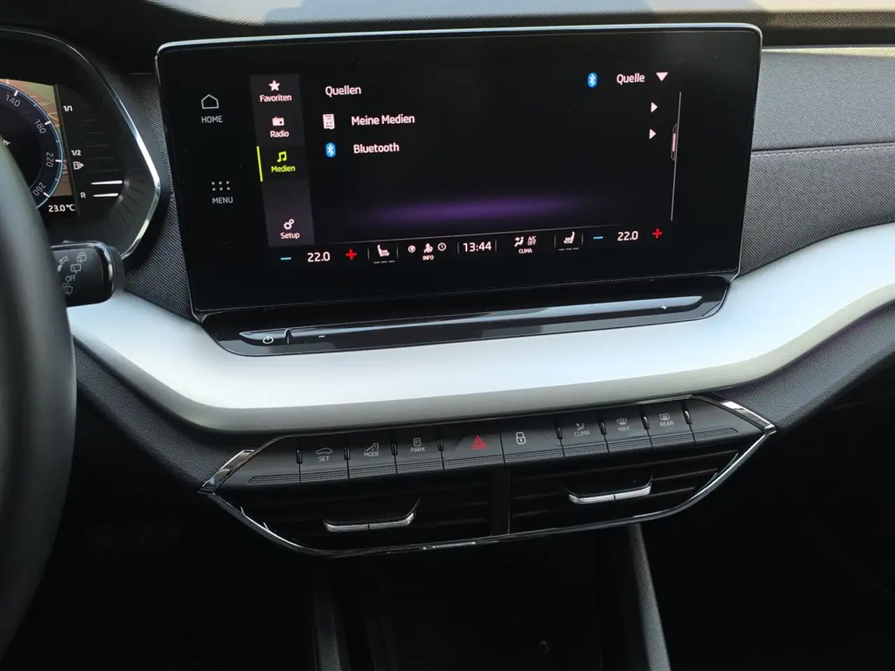 Skoda Octavia Combi Style 1.5 M-HEV DSG Selection Plus — Vehicle gallery 15