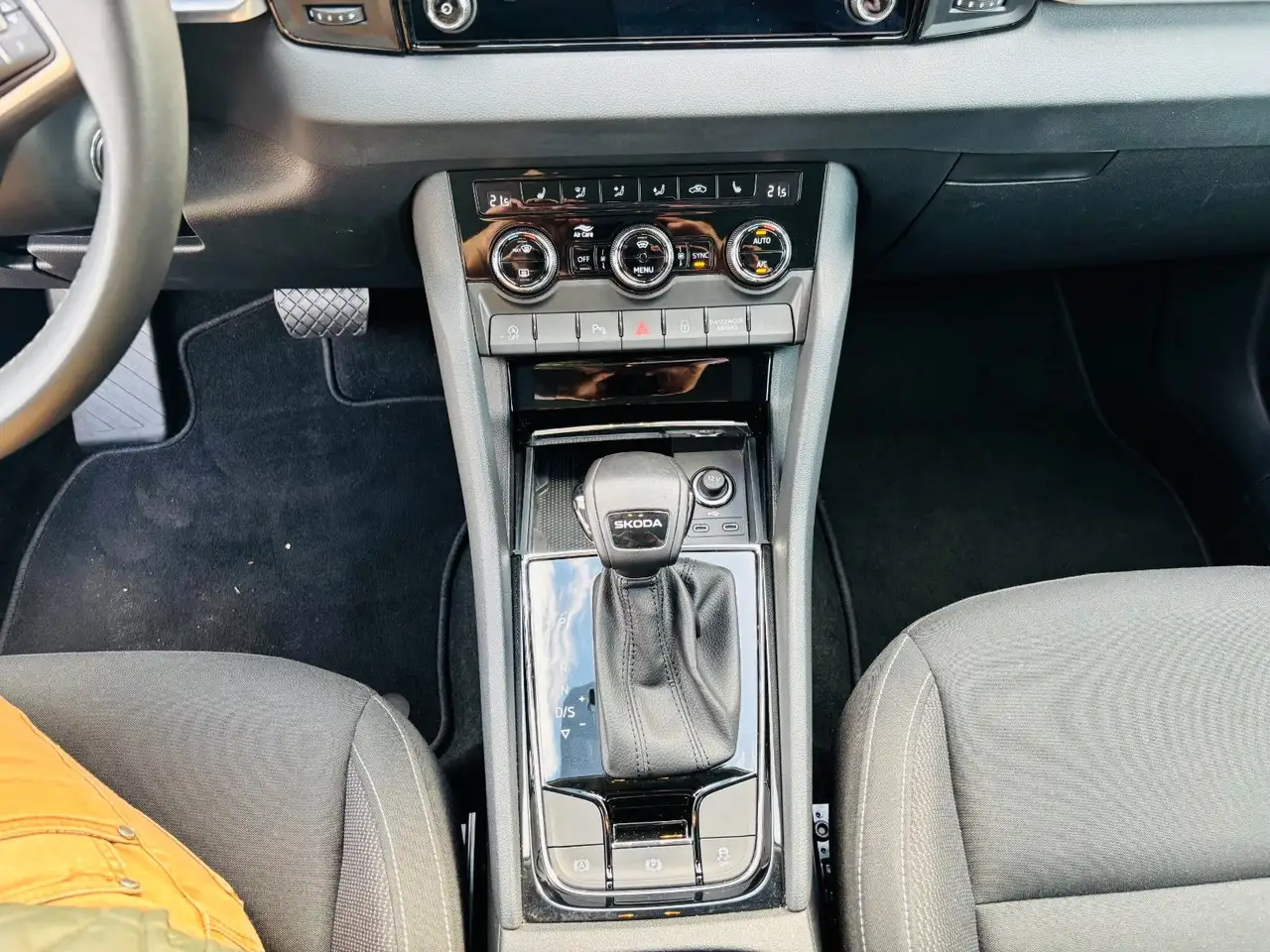 Skoda Karoq 1.5TSI DSG Selection*AHK*Navi*V-Cockpit — Galerie du véhicule 13