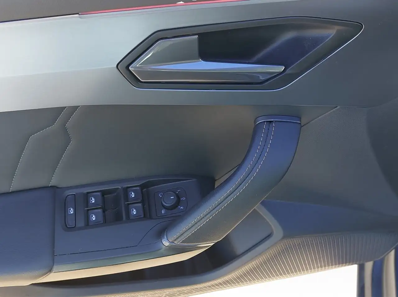 CUPRA Leon 2.0 TSI DSG VZ DCC MATT*LED*VIRTUAL*NAV*ACC*SHZ... — Galería del vehículo 13