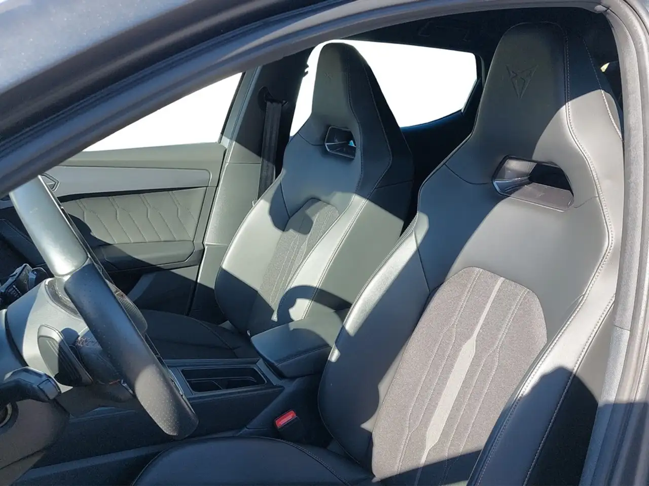 CUPRA Leon 2.0 TSI DSG VZ DCC MATT*LED*VIRTUAL*NAV*ACC*SHZ... — Galería del vehículo 12