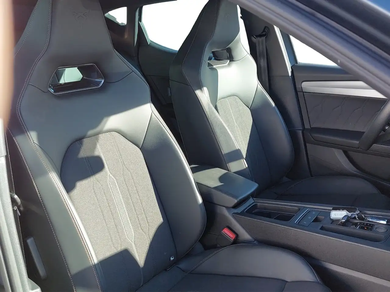 CUPRA Leon 2.0 TSI DSG VZ DCC MATT*LED*VIRTUAL*NAV*ACC*SHZ... — Galería del vehículo 11