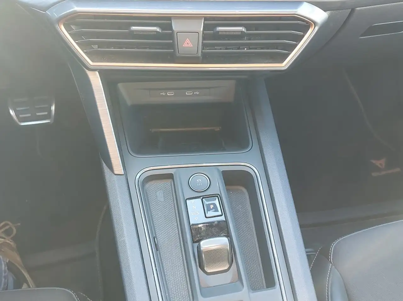 CUPRA Leon 2.0 TSI DSG VZ DCC MATT*LED*VIRTUAL*NAV*ACC*SHZ... — Galería del vehículo 16