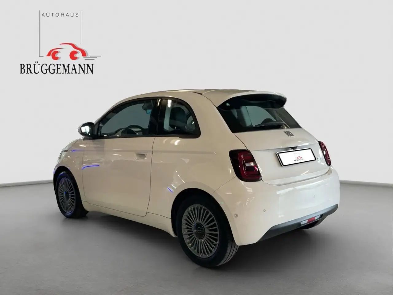 Fiat 500e 42 kWh + Komfort Paket, 16" Alufelgen — معرض صور السيارة 4