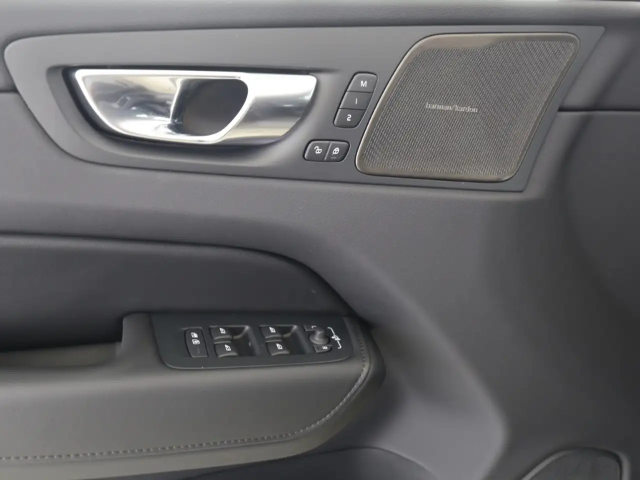 Volvo XC60 Ultra Dark Recharge Plug-In Hybrid AWD T8 Twin Eng — معرض صور السيارة 14