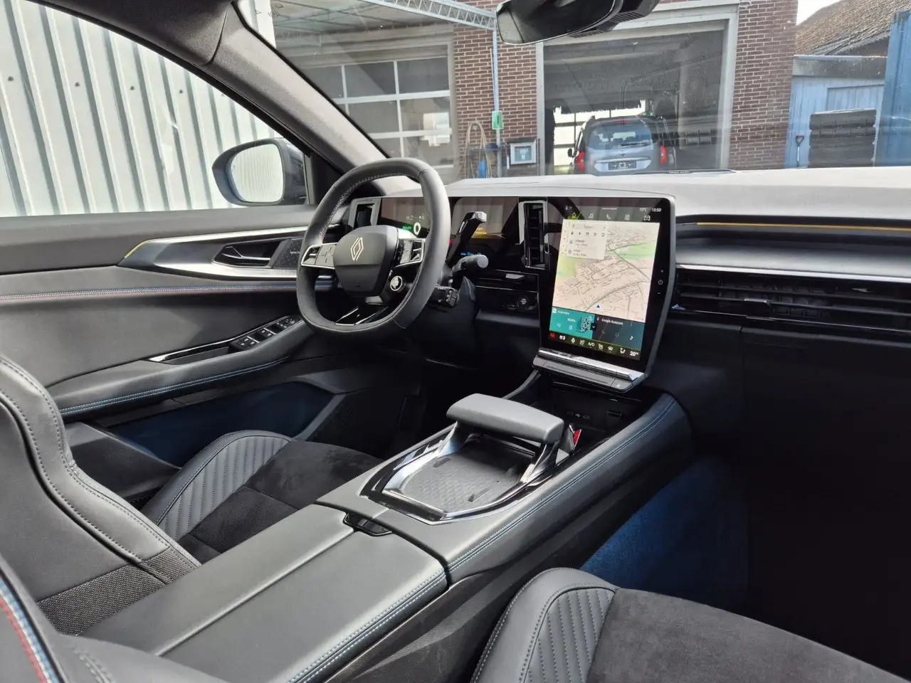 Renault Rafale 300 Plug-in Hybrid 4x4 Atelier Alpine VOL — Vehicle gallery 8