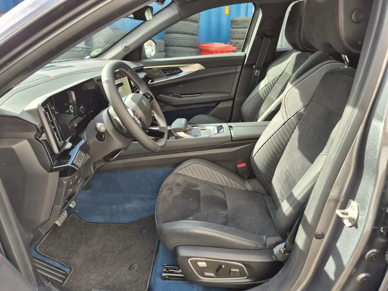 Renault Rafale 300 Plug-in Hybrid 4x4 Atelier Alpine VOL — Vehicle gallery 9