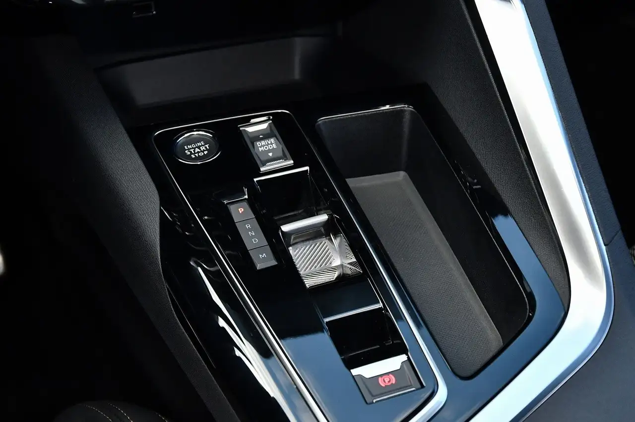 Peugeot 5008 Hybrid 136 GT*LED*KAMERA*1.HAND* — Vehicle gallery 22