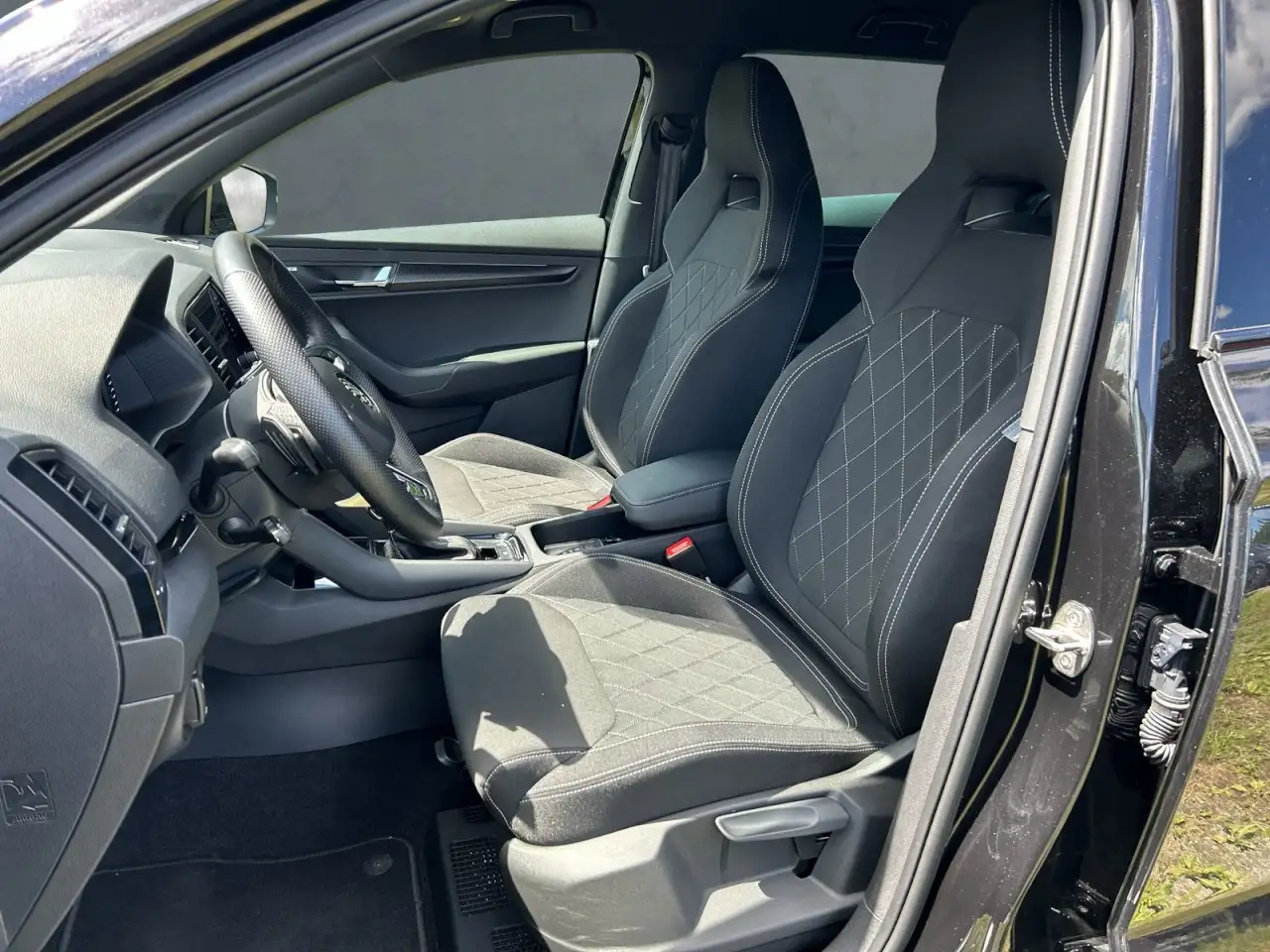 Skoda Karoq SPORTLINE 1.5 TSI DSG AHK+NAVI+ACC+PLA+VC Klima — Galería del vehículo 4