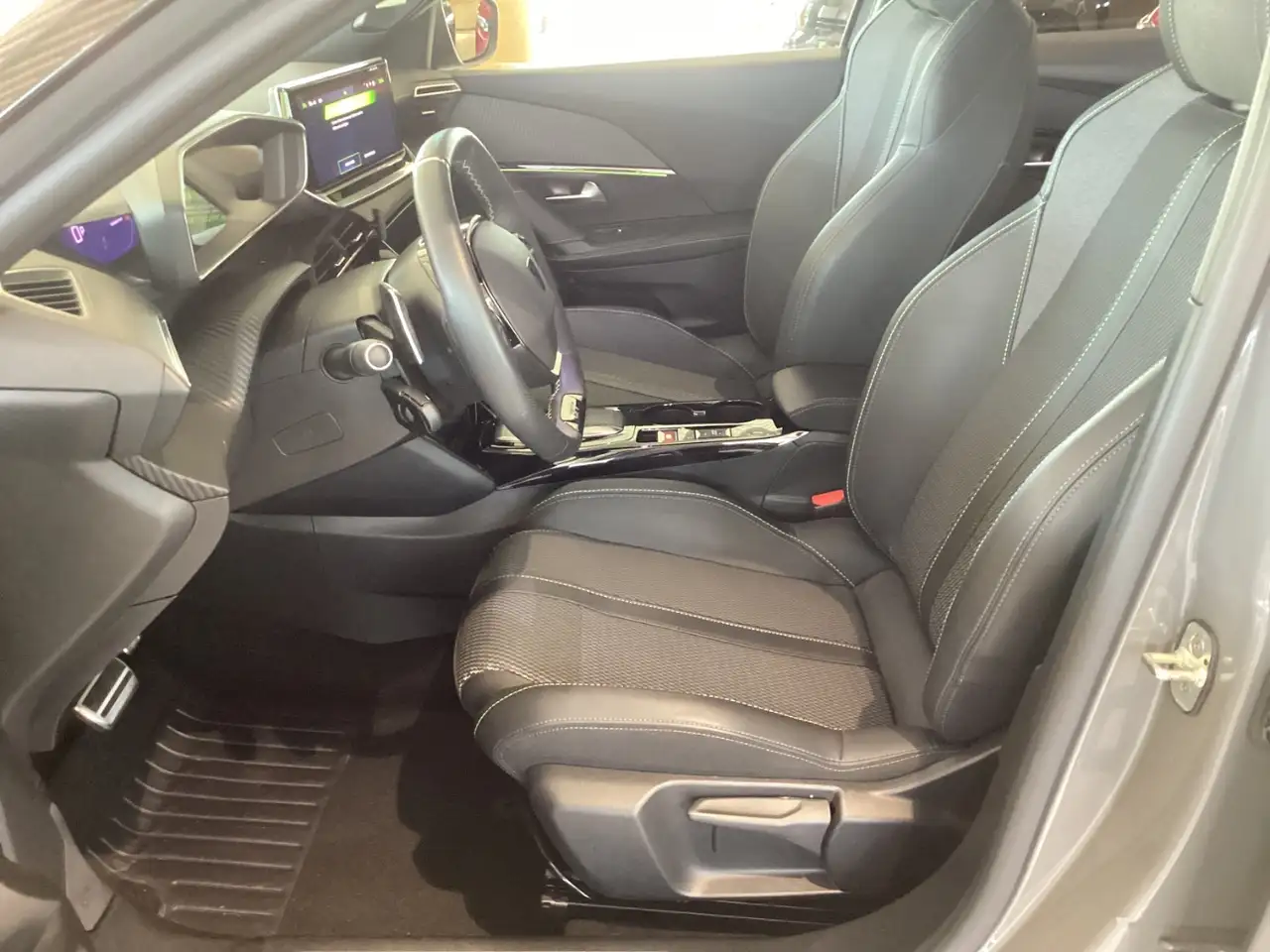 Peugeot 2008 1.2 PureTech 130 GT LED+Kam.+LM+Bluetooth — Galería del vehículo 11