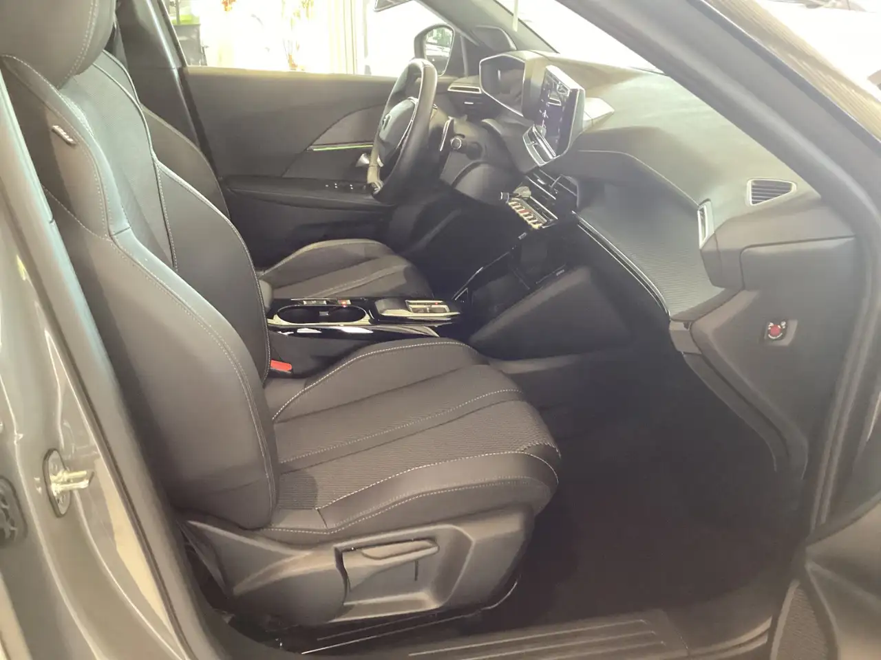 Peugeot 2008 1.2 PureTech 130 GT LED+Kam.+LM+Bluetooth — Galería del vehículo 18