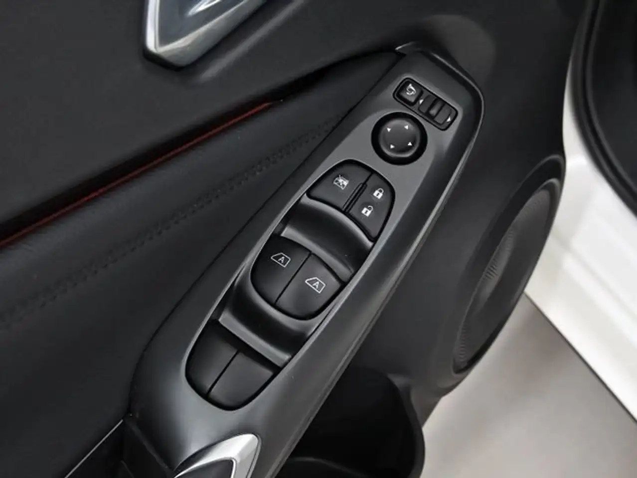 Nissan Juke DIG-T 84 kW (114 CV) 6M/T N-Connecta — Galería del vehículo 12