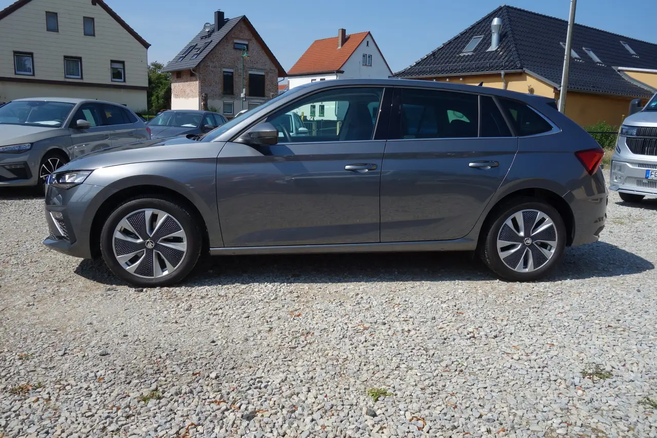 Skoda Scala Top Selection beh. Scheibe / Lenkrad / Ledersitze / Navigation / Garantie — Galerie du véhicule 5