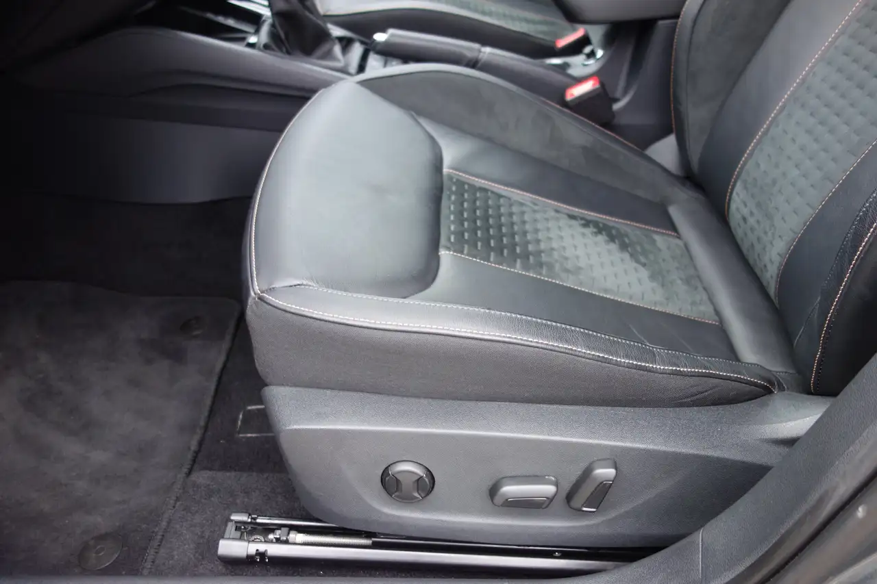 Skoda Scala Top Selection beh. Scheibe / Lenkrad / Ledersitze / Navigation / Garantie — Galerie du véhicule 4