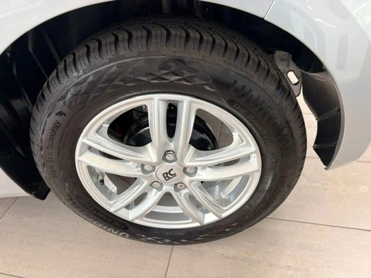 Toyota Yaris Comfort RFK-Klima-Allwetterreifen — Galerie du véhicule 22