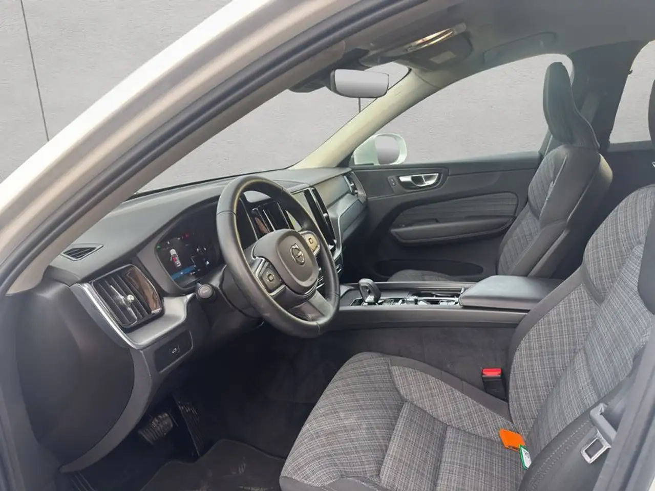 Volvo XC60 XC60 B5 AWD Core Aut PilotAssist BLIS AHK 19'' Goo — Vehicle gallery 8