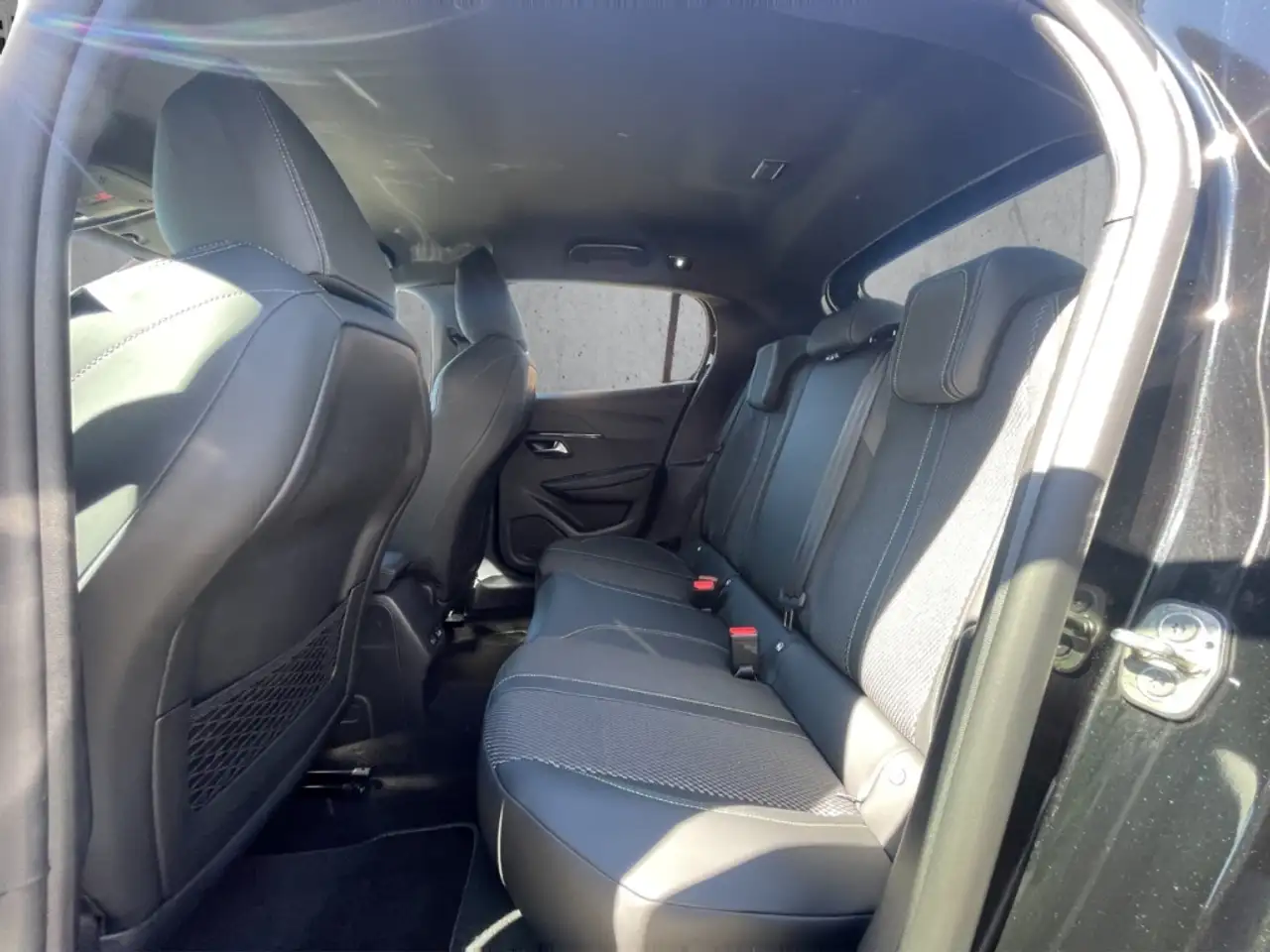 Peugeot 208 GT HYBRID 100 e-DSC6 DAB LED Klimaautom Fahrerprof — معرض صور السيارة 8