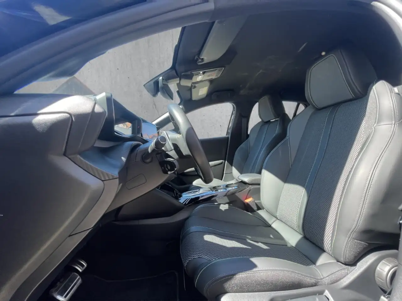 Peugeot 208 GT HYBRID 100 e-DSC6 DAB LED Klimaautom Fahrerprof — معرض صور السيارة 9