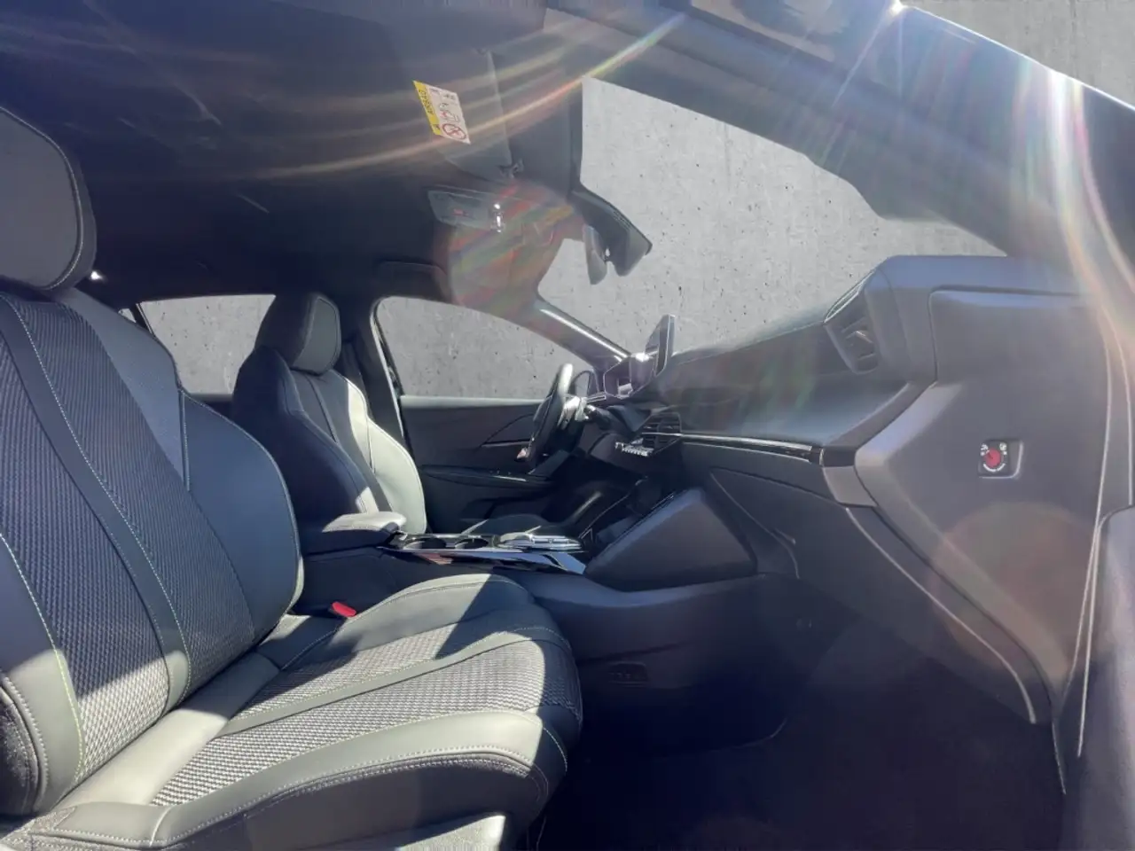 Peugeot 208 GT HYBRID 100 e-DSC6 DAB LED Klimaautom Fahrerprof — معرض صور السيارة 13