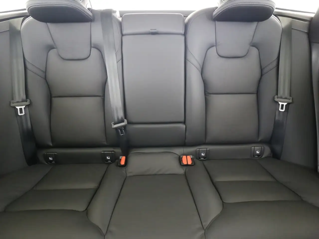 Volvo XC60 Plus Bright Recharge Plug-In Hybrid AWD T8 Twin En — Galería del vehículo 11