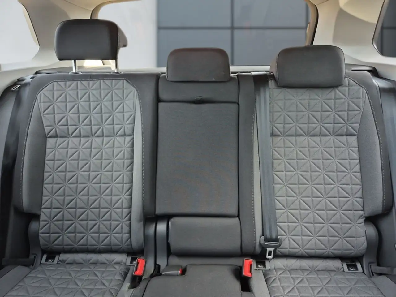 Volkswagen Tiguan 1.5 TSI Life *LED*PDC*SHZ*LENKRAD BEH.*KLAPPE EL.*APP-CONNECT* — Vehicle gallery 12