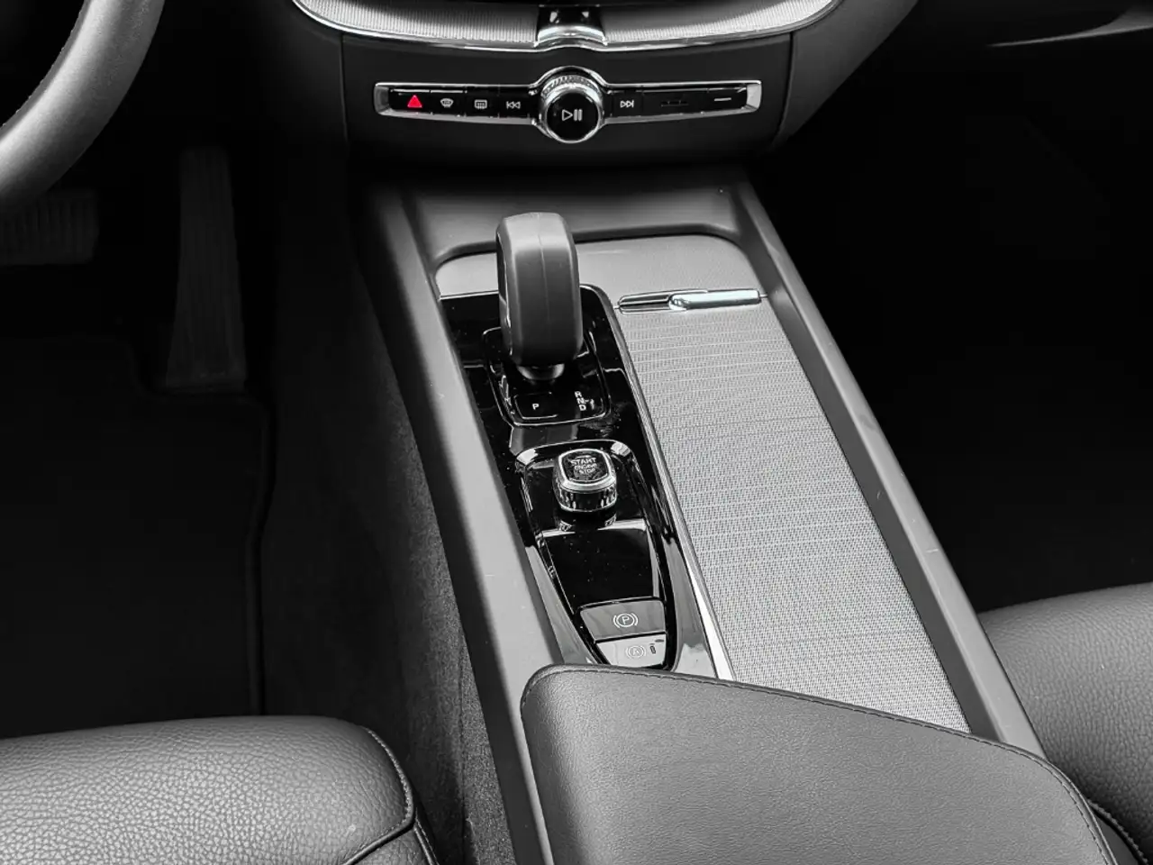 Volvo XC60 B4 B Core 2WD AHK Soundsystem LED Kurvenlicht Sper — Vehicle gallery 10