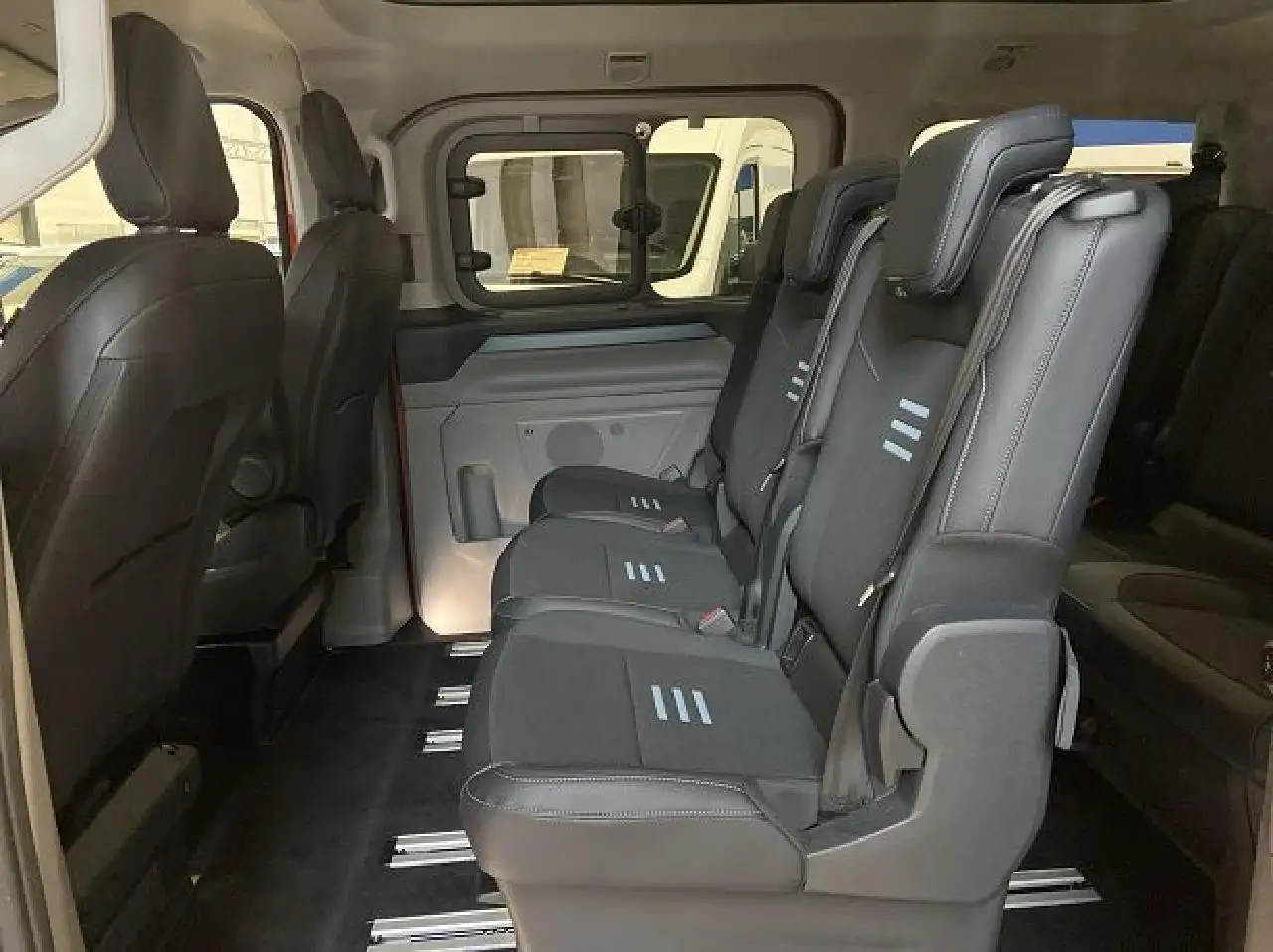 Ford Tourneo Custom Plug-in Hybrid 340 L1 Tourneo Active FWD — Galería del vehículo 6