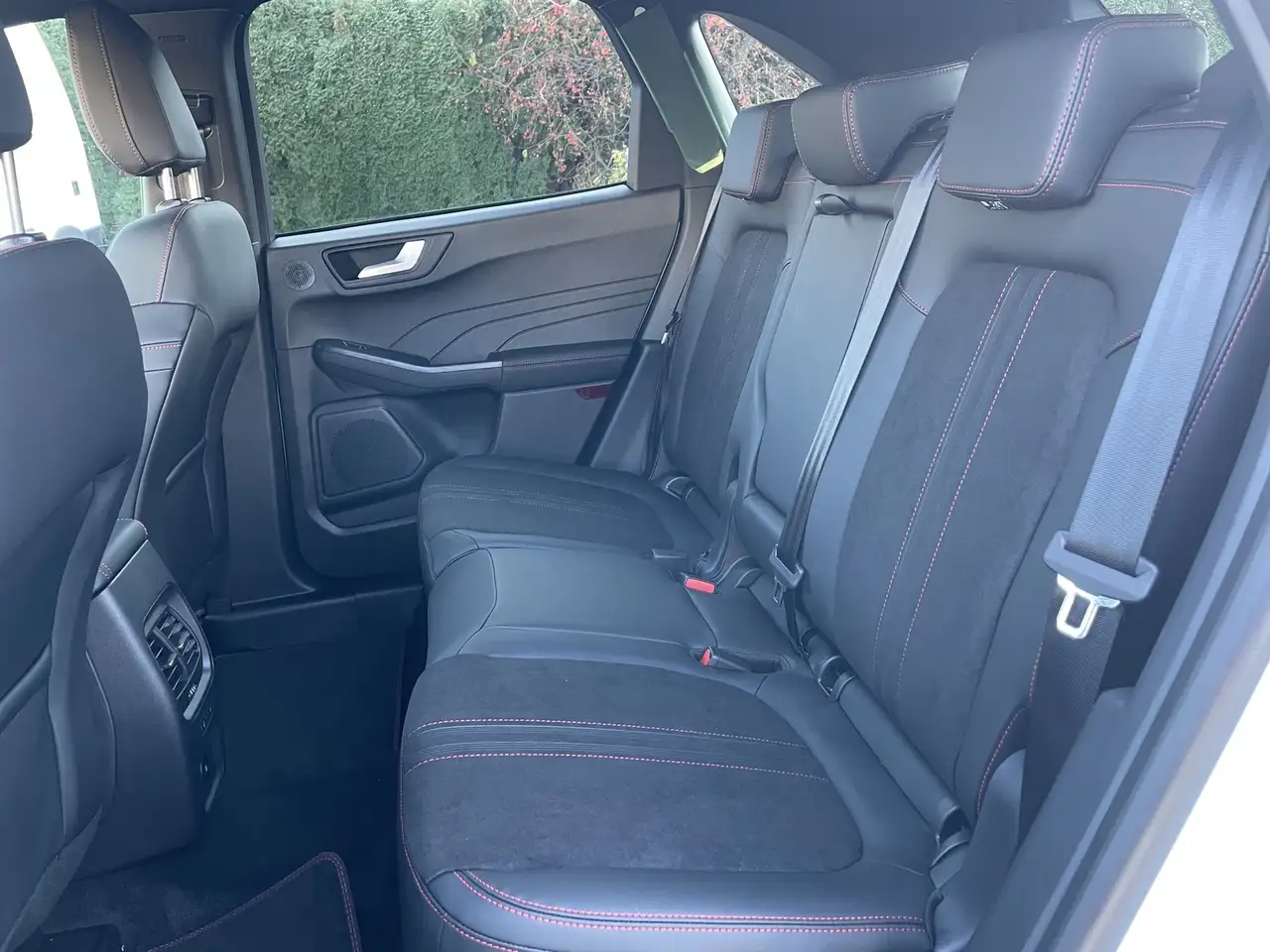 Ford Kuga 2.5 Duratec FHEV CVT ST-Line X 360°/BLIS/LED — Galería del vehículo 15