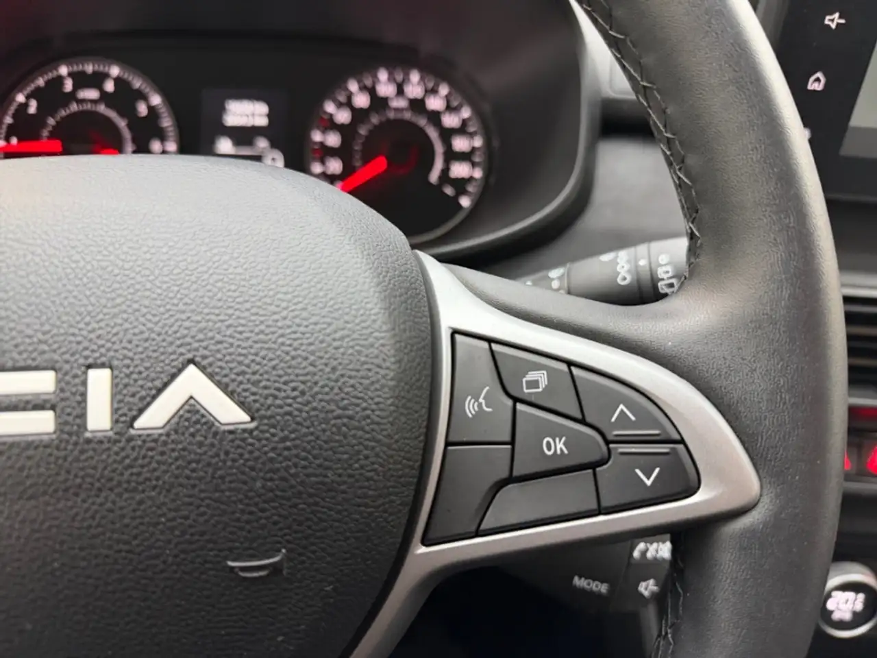 Dacia Sandero III Stepway Extreme AUTOMATIK LED KAMERA SITZ.HZG — Galería del vehículo 18