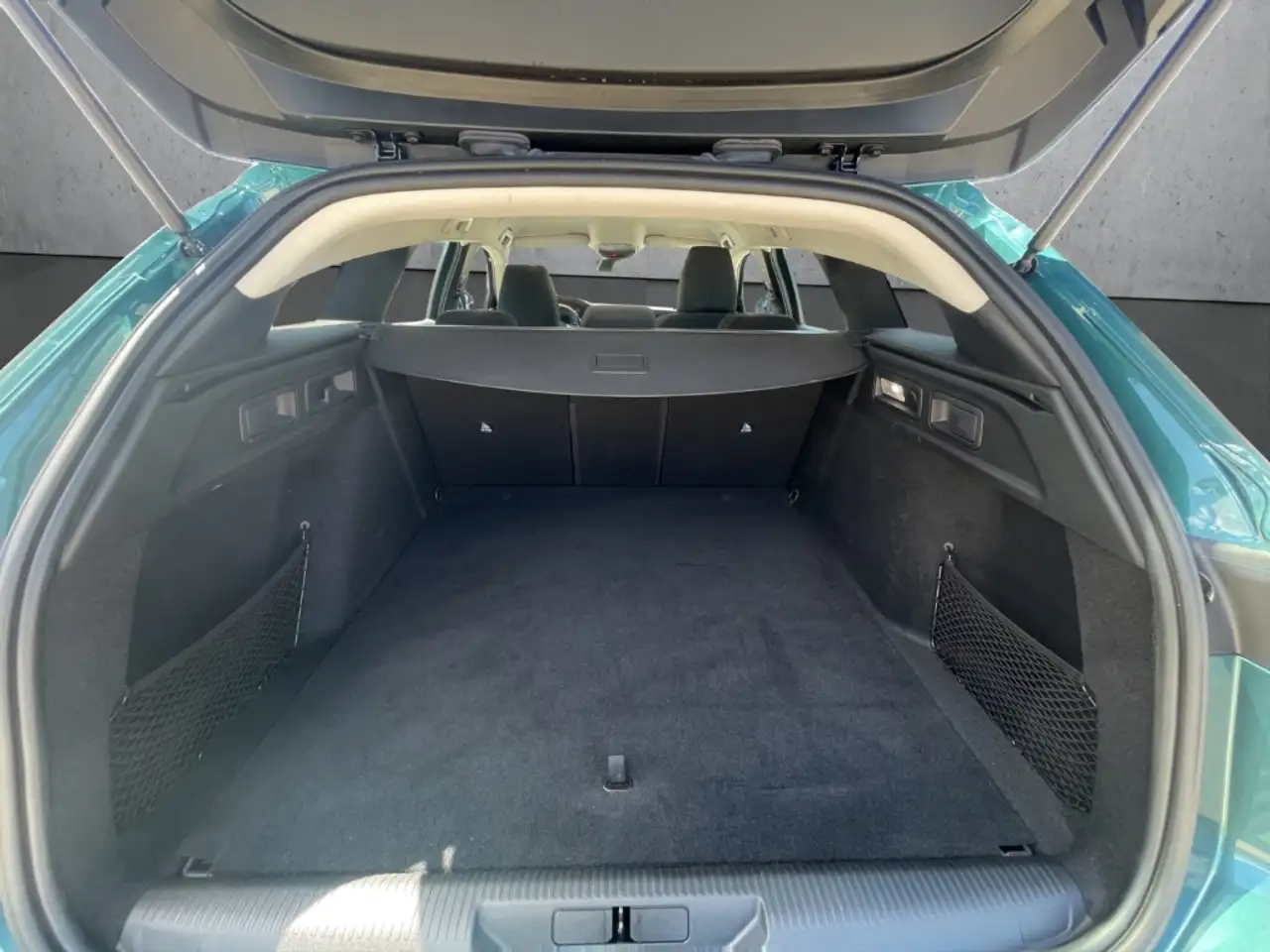 Peugeot 308 PT SW Active Pack 130 EAT8 LED CarPlay DAB — معرض صور السيارة 7