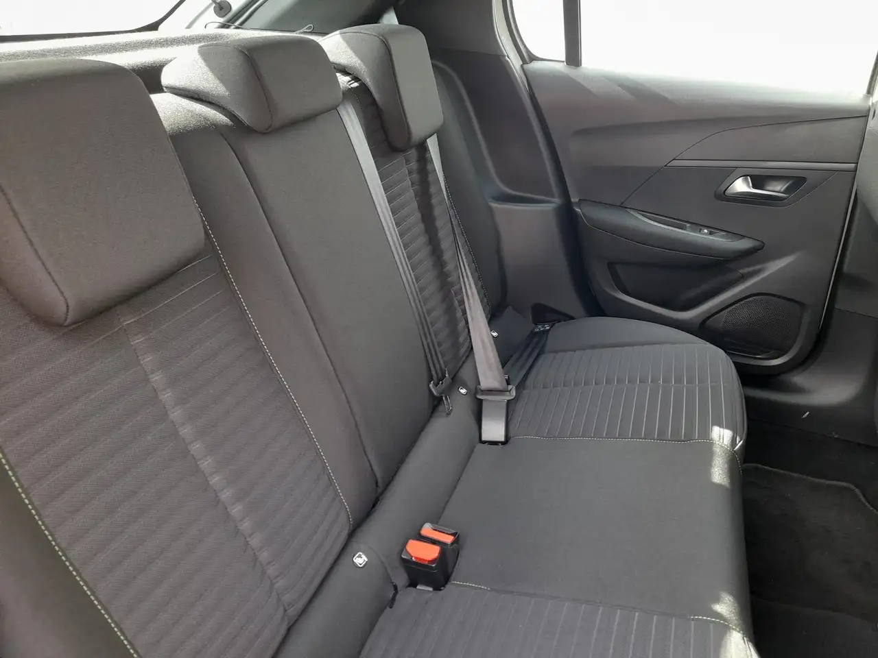 Peugeot 208 1.2 PureTech NAVI~DAB~PDC~LED~APP~MFL~GRA — Galerie du véhicule 18