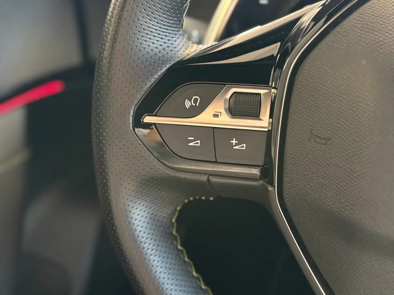 Peugeot 2008 PureTech 130 GT 360°-Kamera*Rückfahrkamera — Galería del vehículo 17