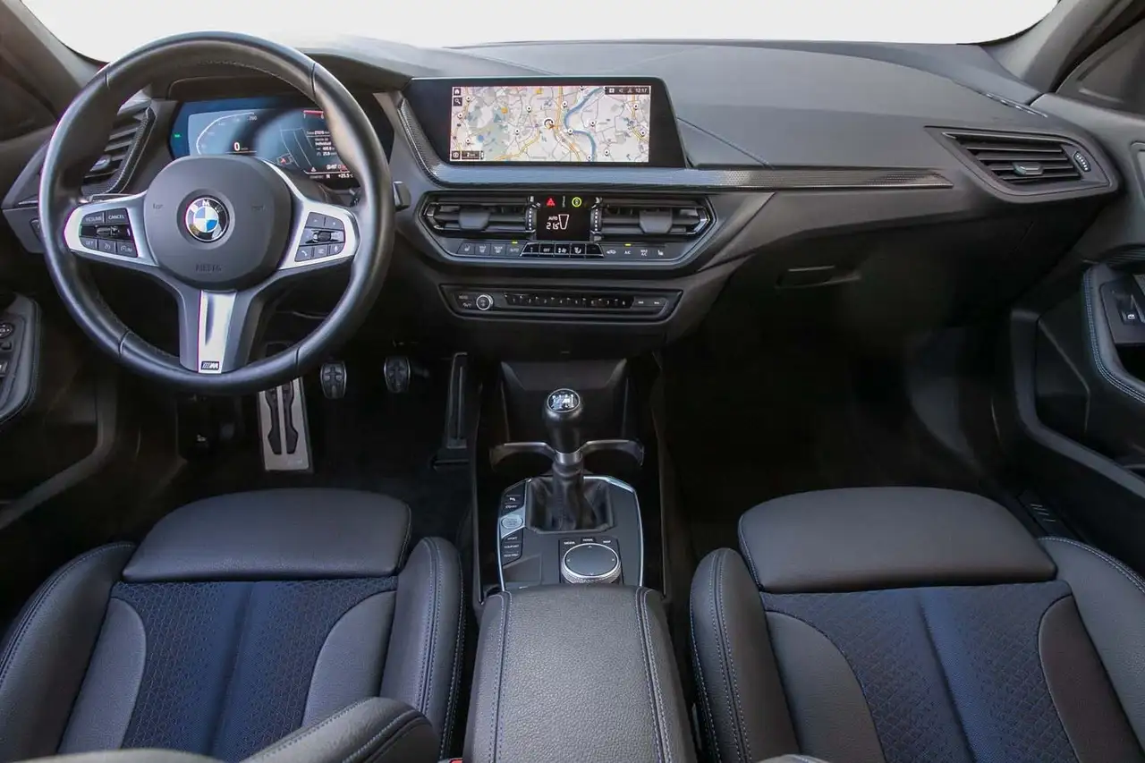 BMW 118 i M Sportpaket Navi LED PDC Sitzhzg. — Galerie du véhicule 5
