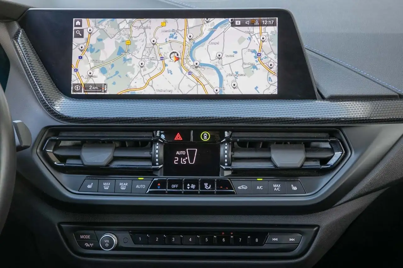 BMW 118 i M Sportpaket Navi LED PDC Sitzhzg. — Galerie du véhicule 14