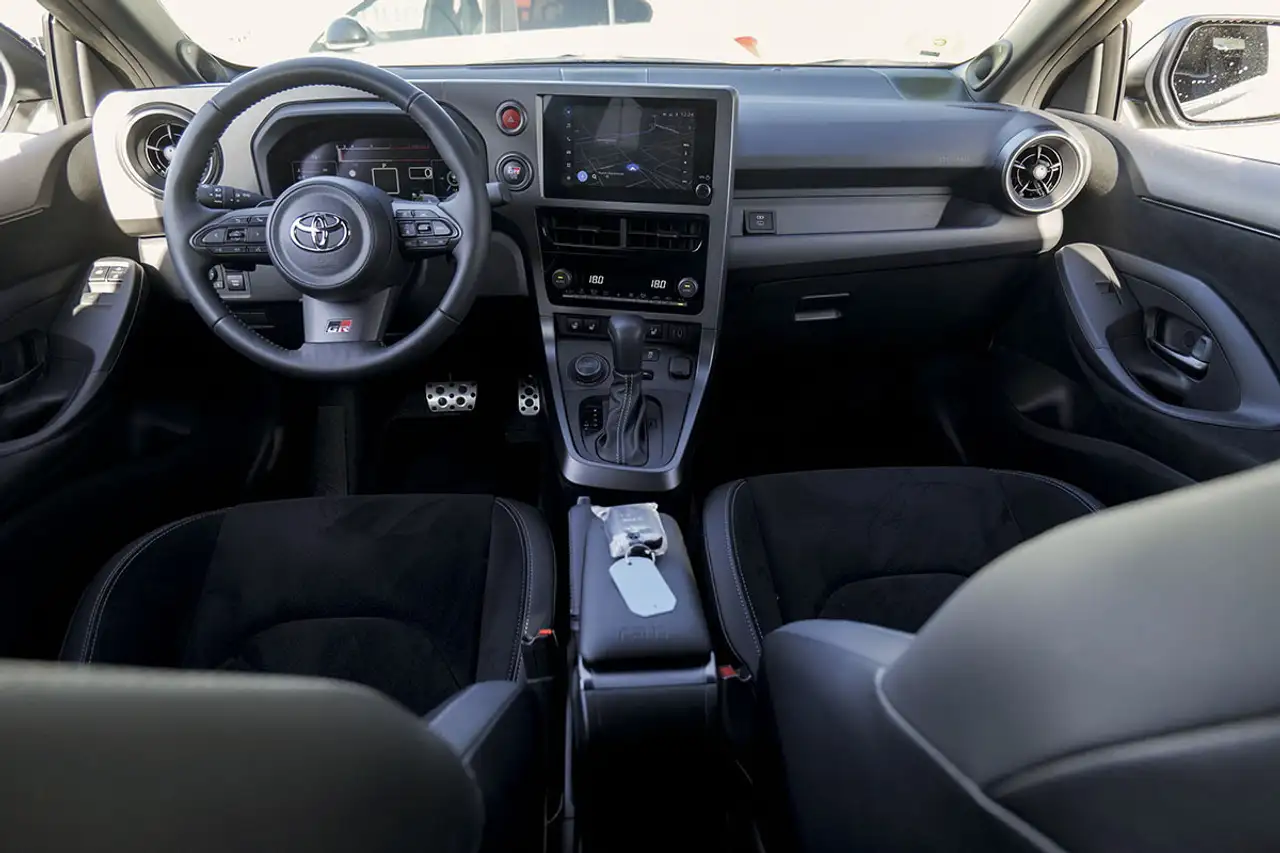 Toyota Yaris GR RZ + Touring Pack Aut. — معرض صور السيارة 6
