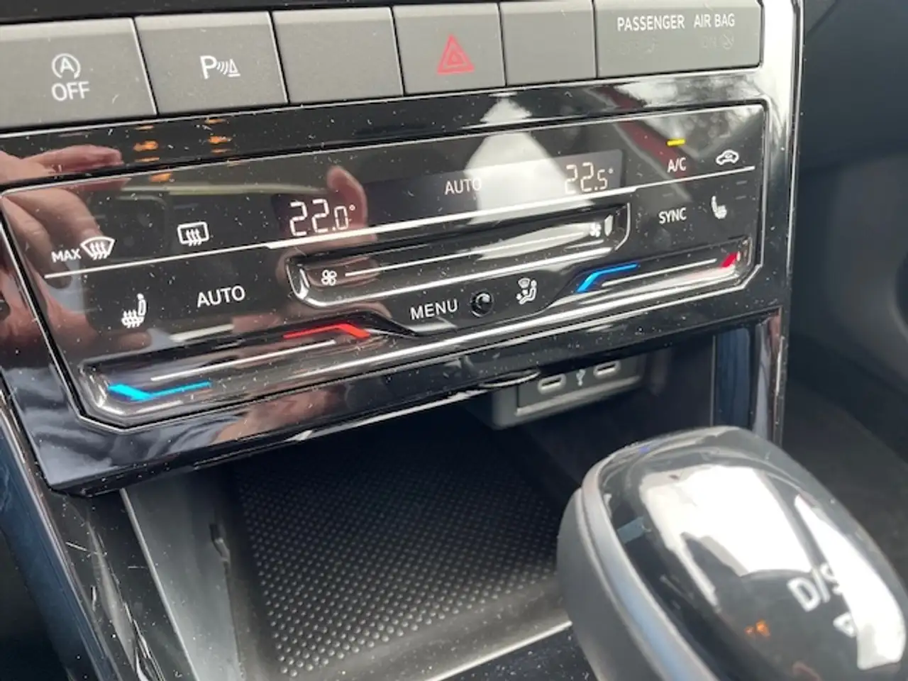 Volkswagen T-Cross 1.0 TSI DSG Life Navi LED ACC Apple CarPlay Androi — معرض صور السيارة 23