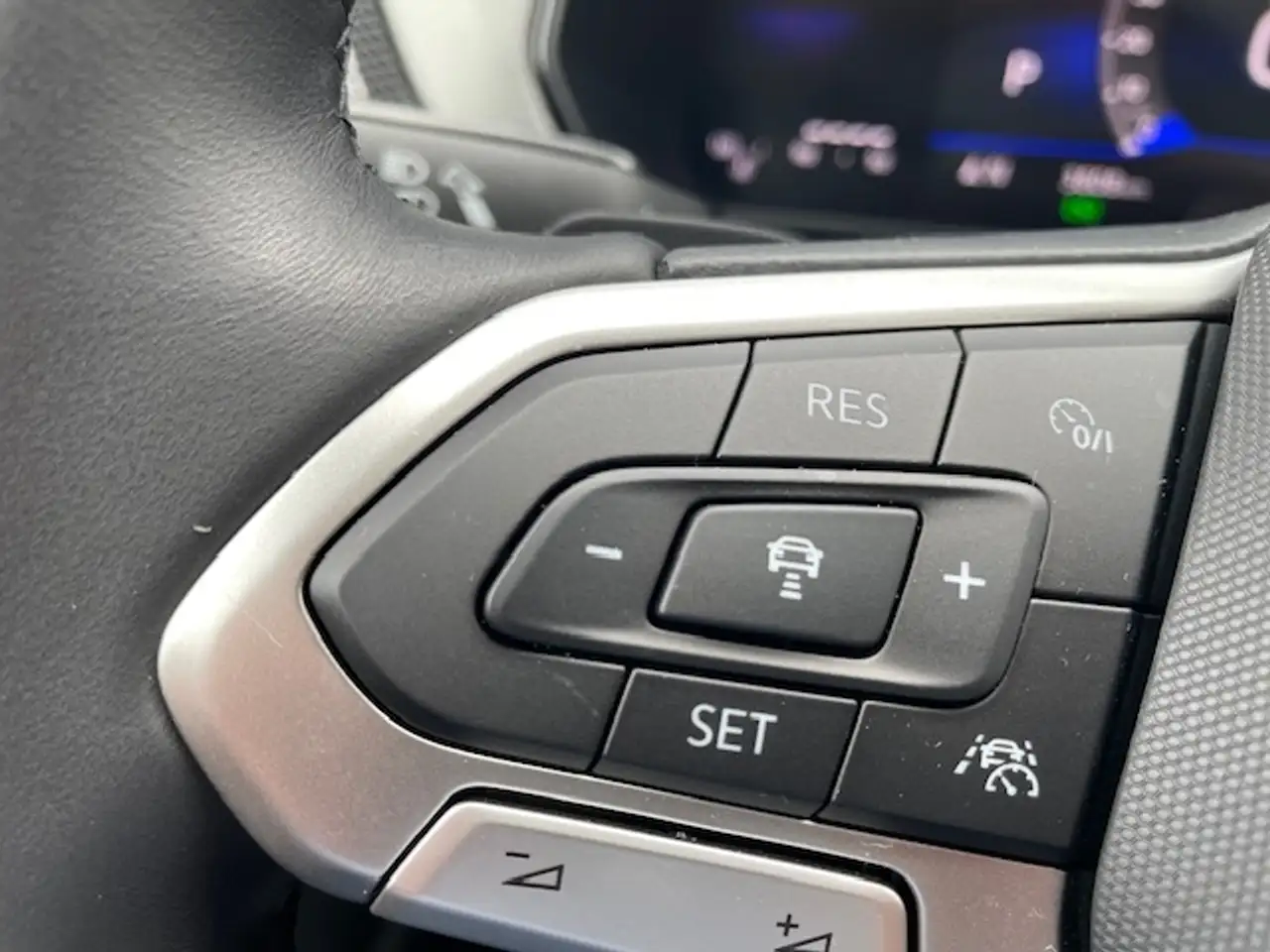 Volkswagen T-Cross 1.0 TSI DSG Life Navi LED ACC Apple CarPlay Androi — معرض صور السيارة 17