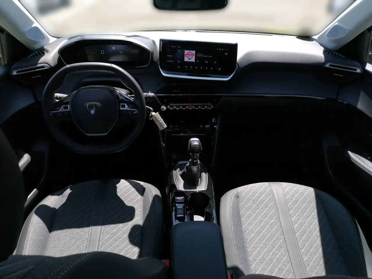 Peugeot 208 1.2 PureTech 100 Allure LED PDC KlimaA SpurH — Galería del vehículo 9