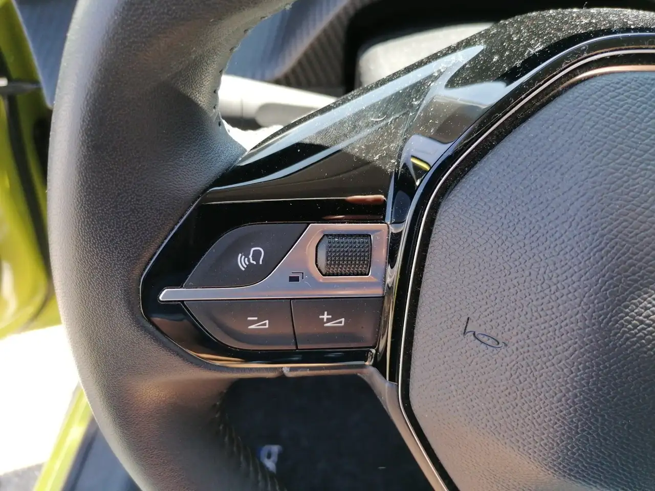 Peugeot 208 1.2 PureTech 100 Allure LED PDC KlimaA SpurH — Galería del vehículo 19